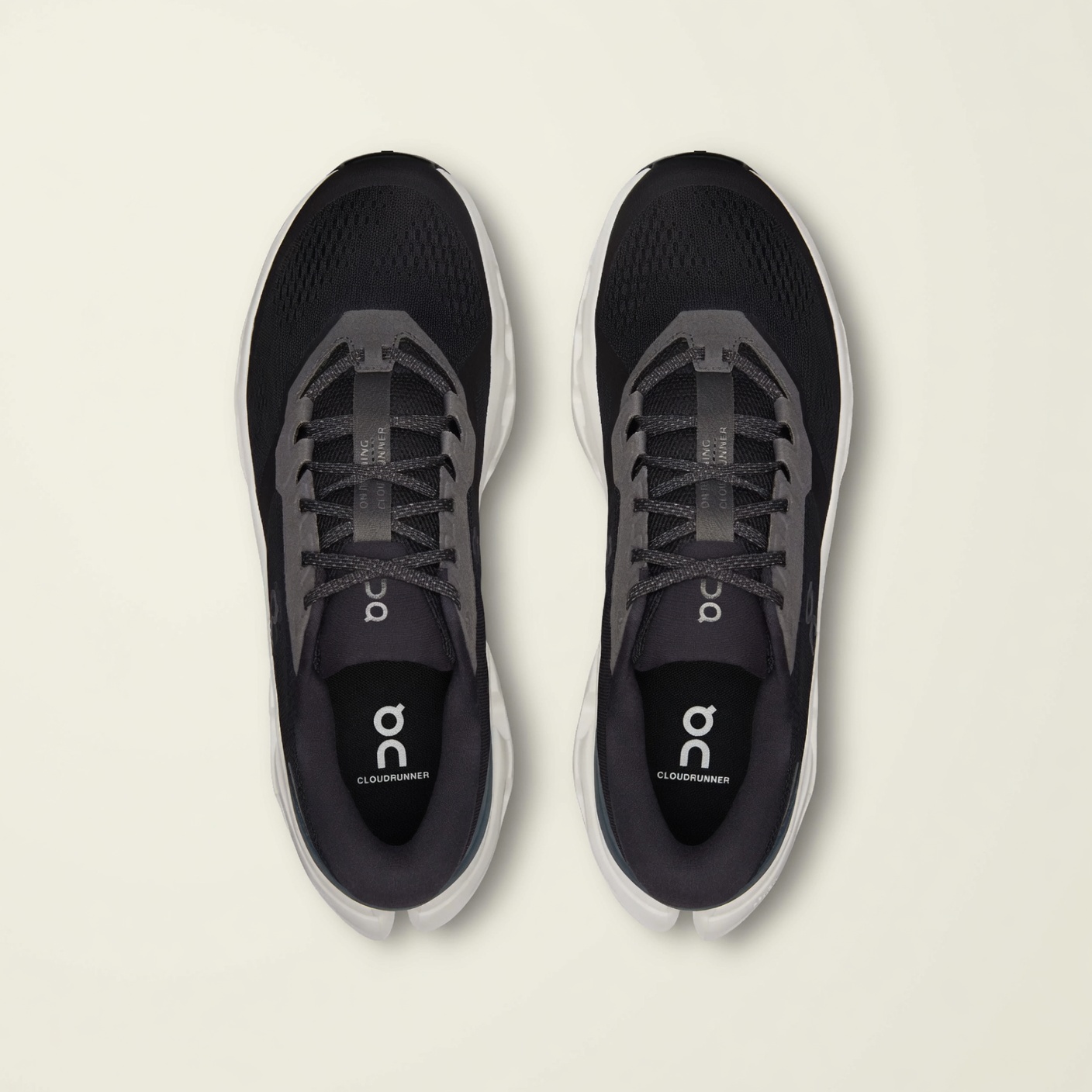 On Cloudgo — Noir / Blanc vue 2